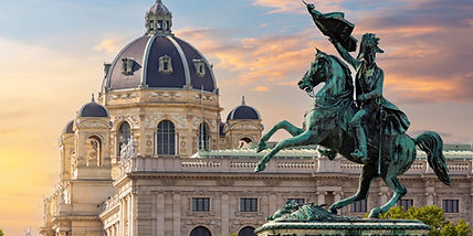 Abbildung einer europäischen Stadt mit Kirchtürmen, traditionellen Häusern und einem Fluss. Es handelt sich um Zürich, einen weiteren Standort des Übersetzungsbüros Quality Translation in der Schweiz, neben Basel.