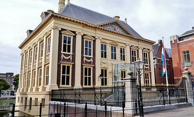 1200px-Den_Haag_Binnenhof_Mauritshuis_4.