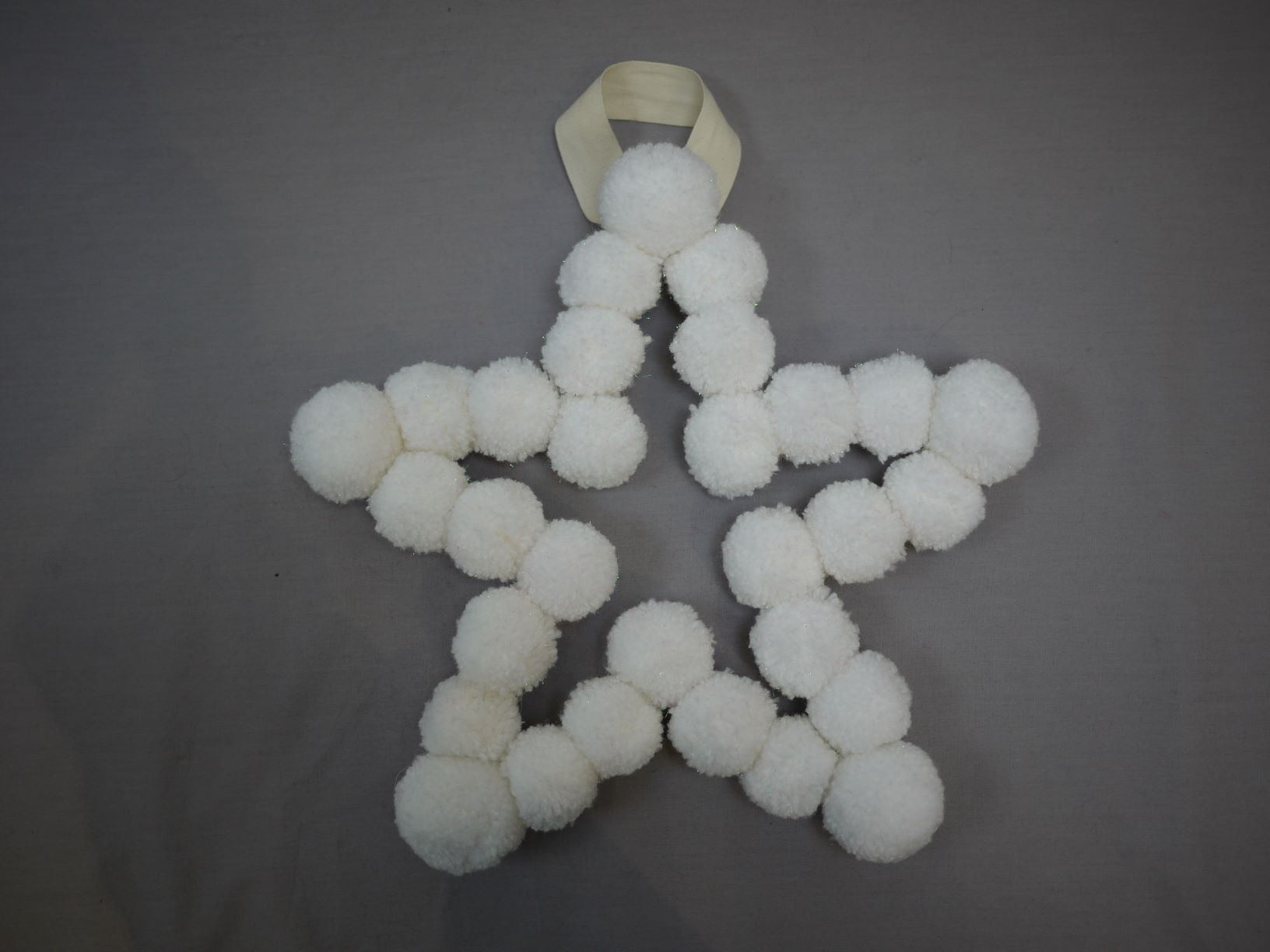 Pompom wreath - White star