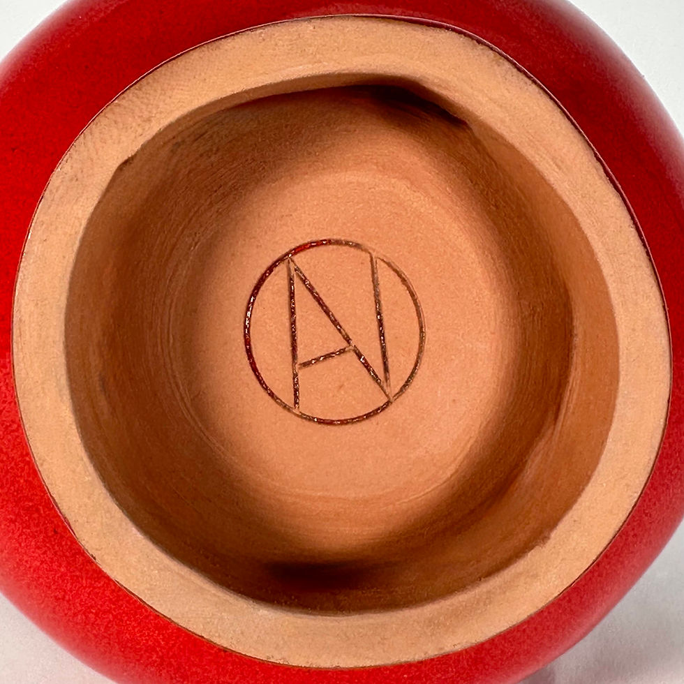 Thumbnail: Base del candelabro Fagus Red en arcilla roja con el sello ABENVAL marcado en el centro.