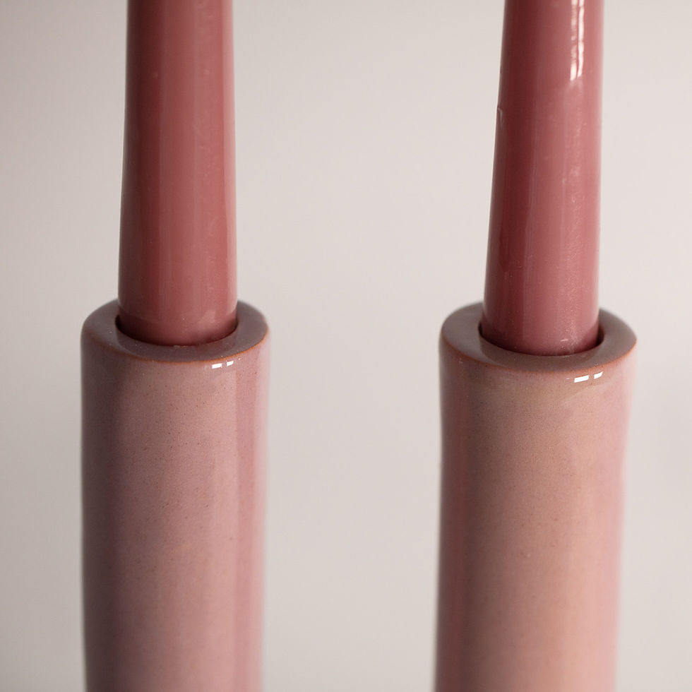 Thumbnail: Detalle de los brazos del Olea Sunset Pink con velas, continuidad entre cerámica y cera