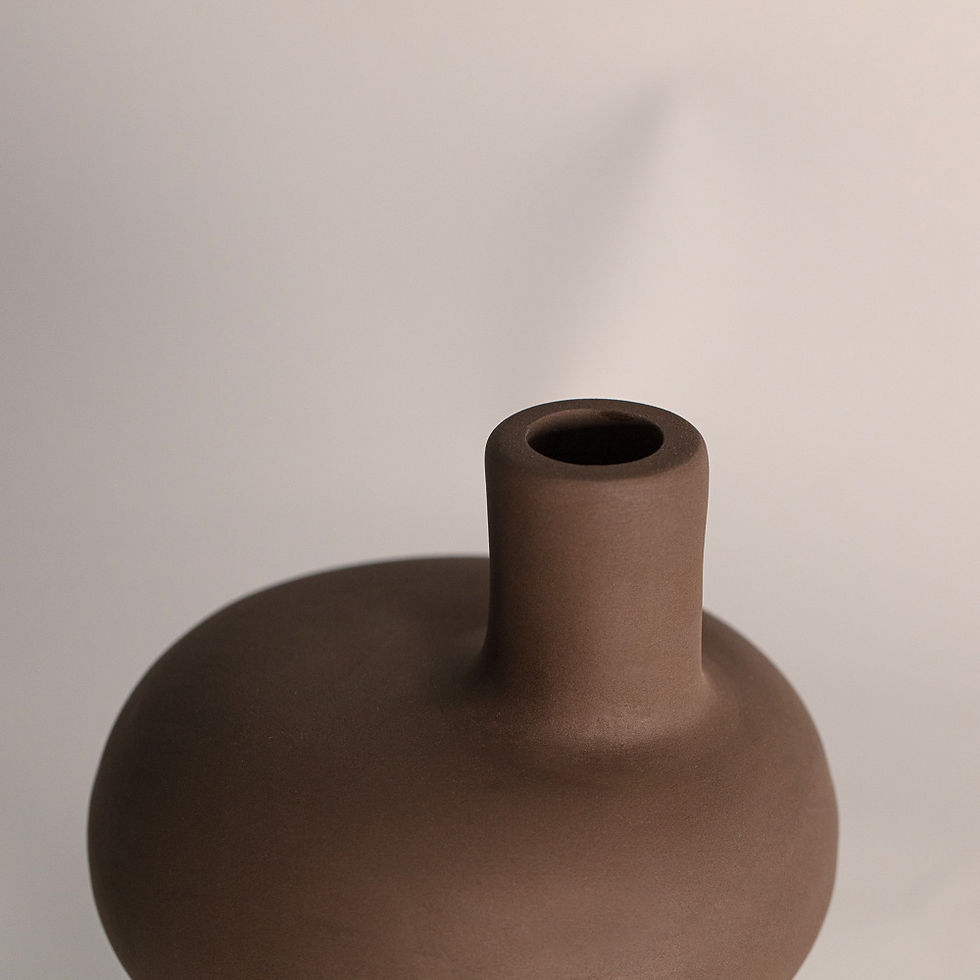 Miniatura: Primer plano de la parte superior del portavelas Larix en cerámica de barro negro, sin vela