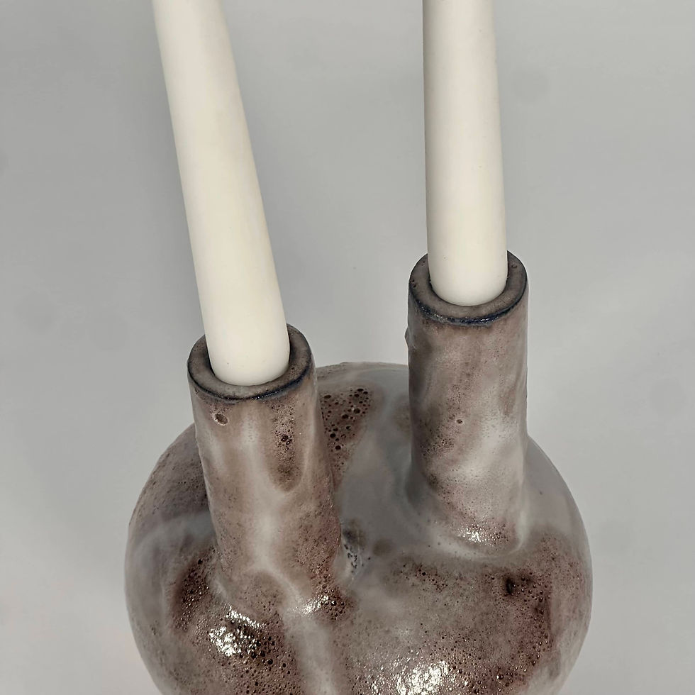 Miniatura: Primer plano de la parte superior del candelabro Fagus Rustic con dos velas blancas colocadas.