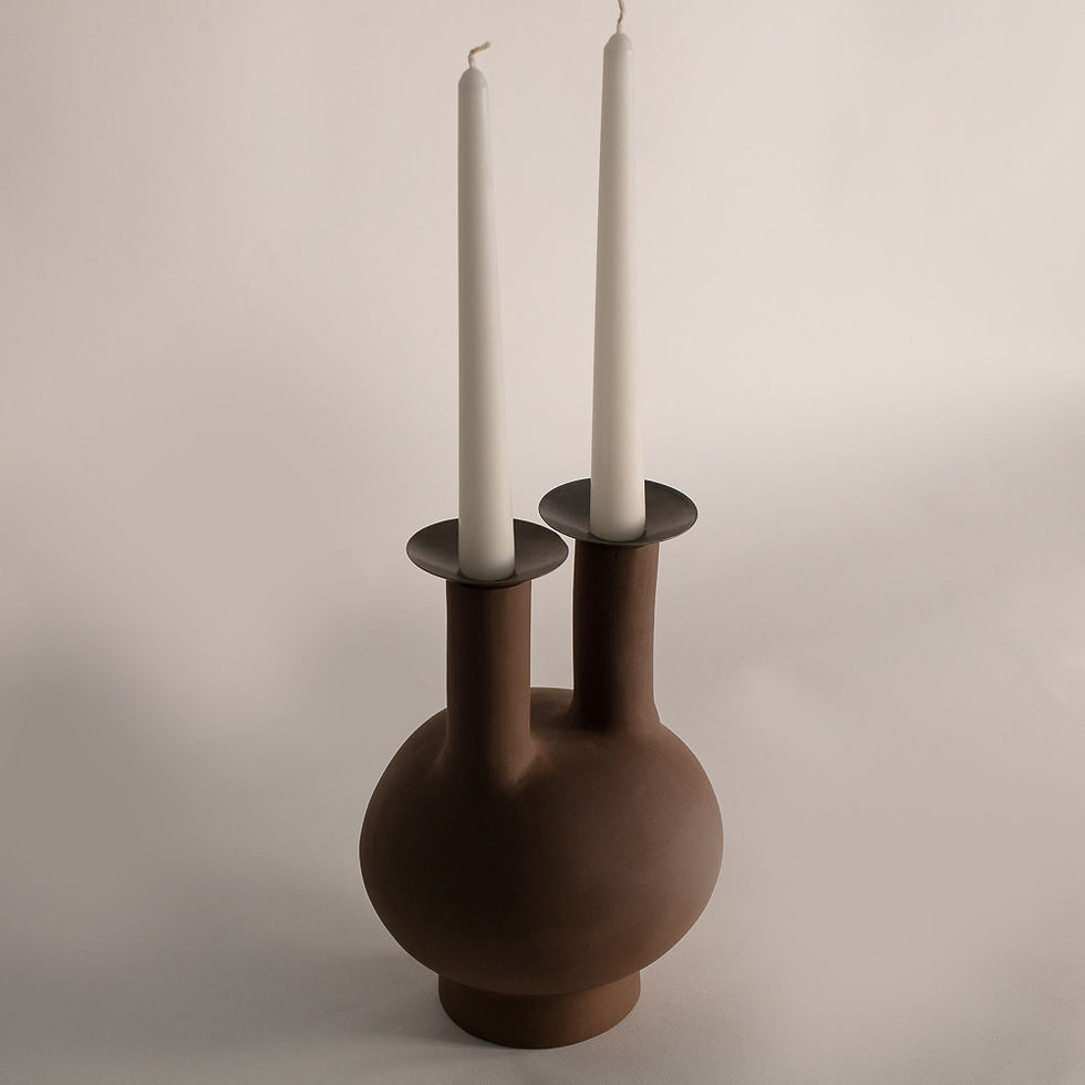 Thumbnail: Candelabro Fagus en barro negro con velas y arandelas, fotografiado lateralmente en plano general