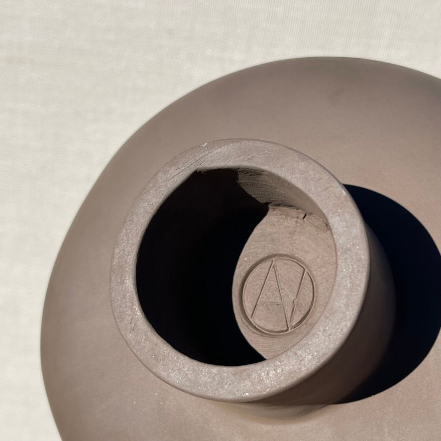 Thumbnail: Base del candelabro Olea Dark con el sello Abenval en la cerámica de pasta de manganeso