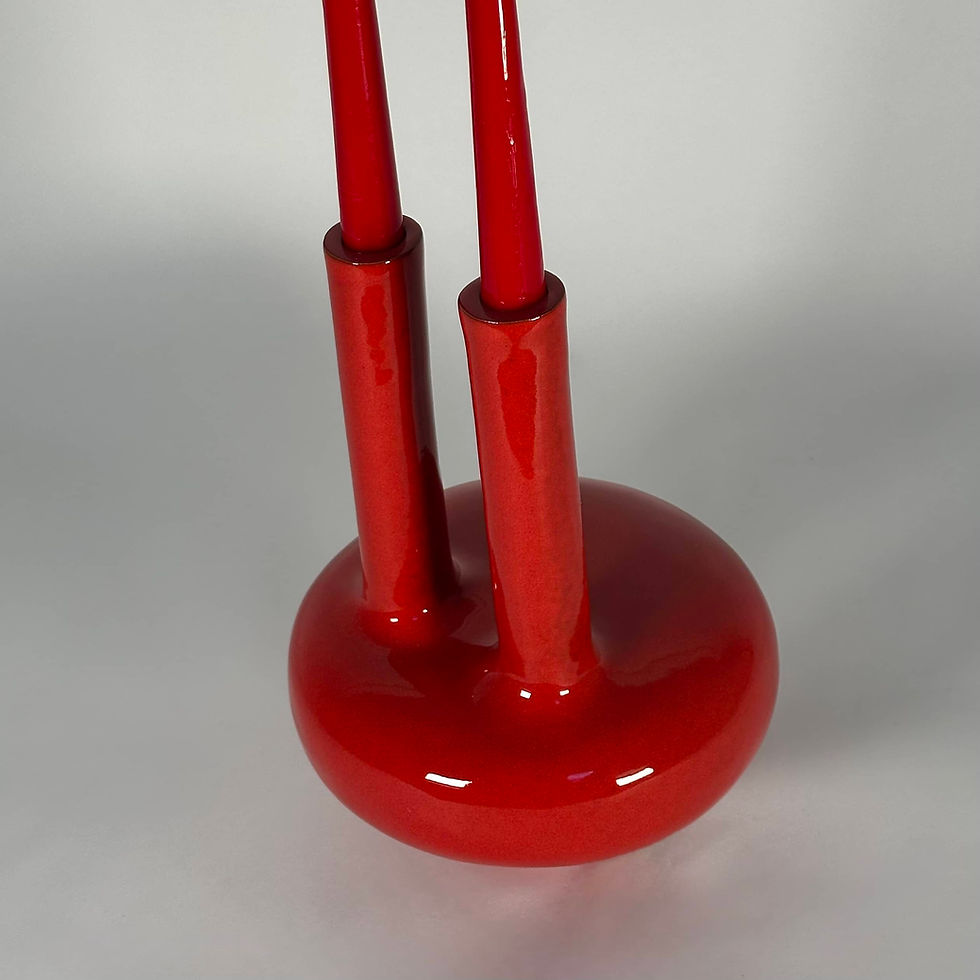 Miniatura: Detalle superior del candelabro Olea Red donde se aprecian las dos cavidades, velas y el esmalte rojo brillante.