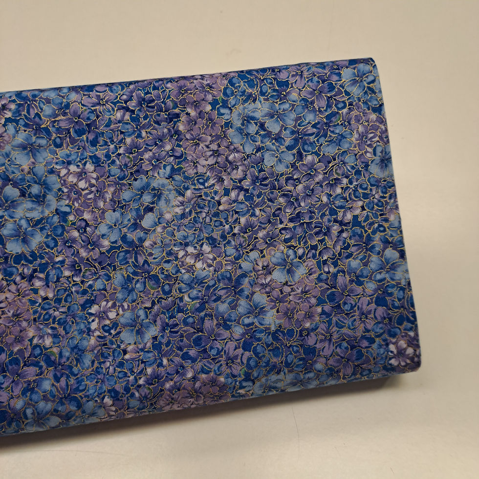 Flores azules con dorado