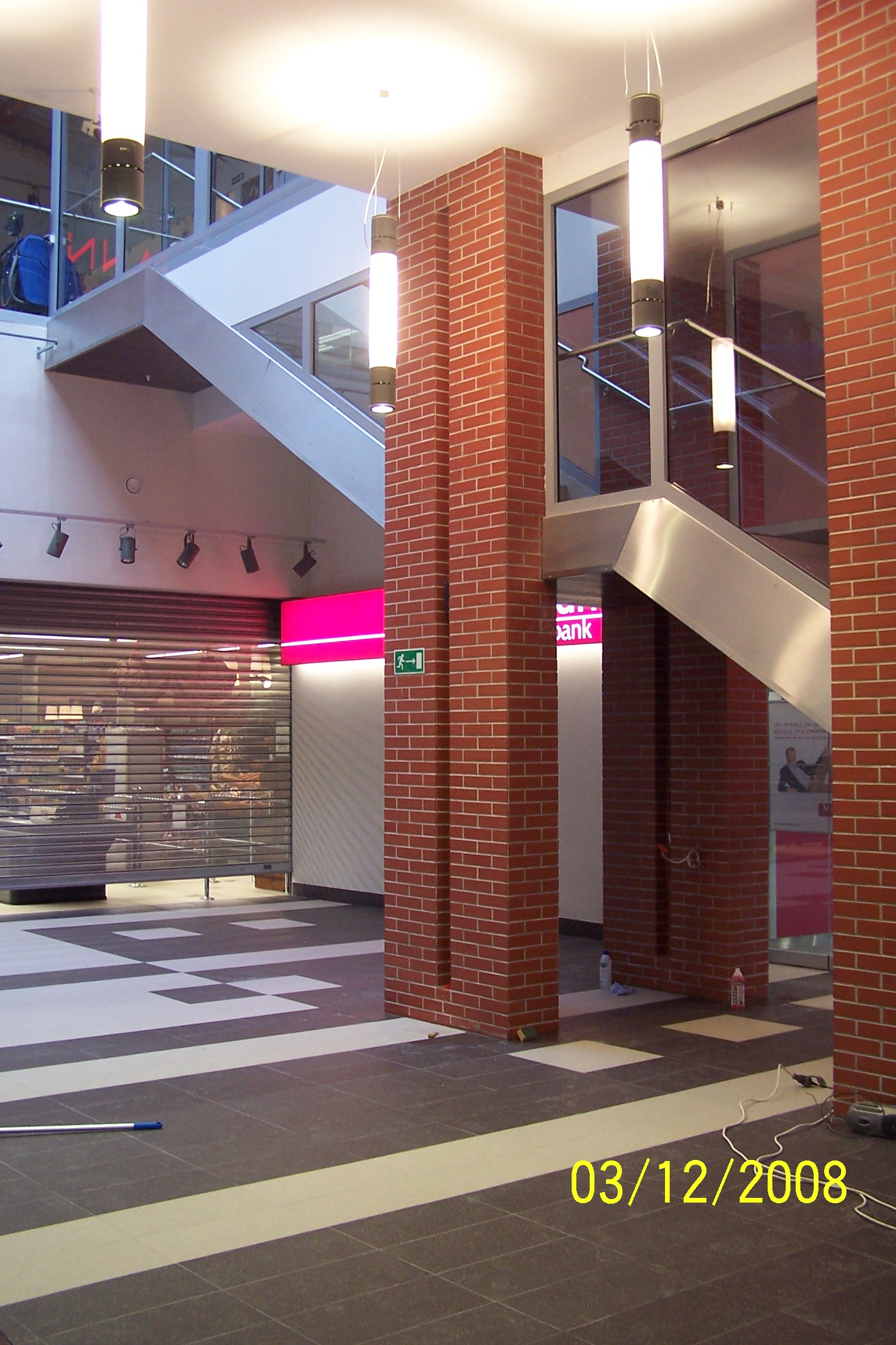 Interior *4