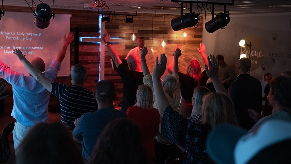 Wysoka angle view of an inviting church interior