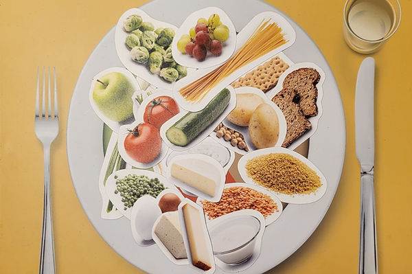 Platte, Sticker, Unterlage, Bilder von Obst, Gemüse, Teigwaren, Knäckebrot, Brot, Hülsenfrüchte, Käse, Rahm, Quark, Kartoffeln, Mehl, Apfel, Trauben, Besteck, Glas, Wasser, Ei, Erbsen, Spaghetti, Rosenkohl