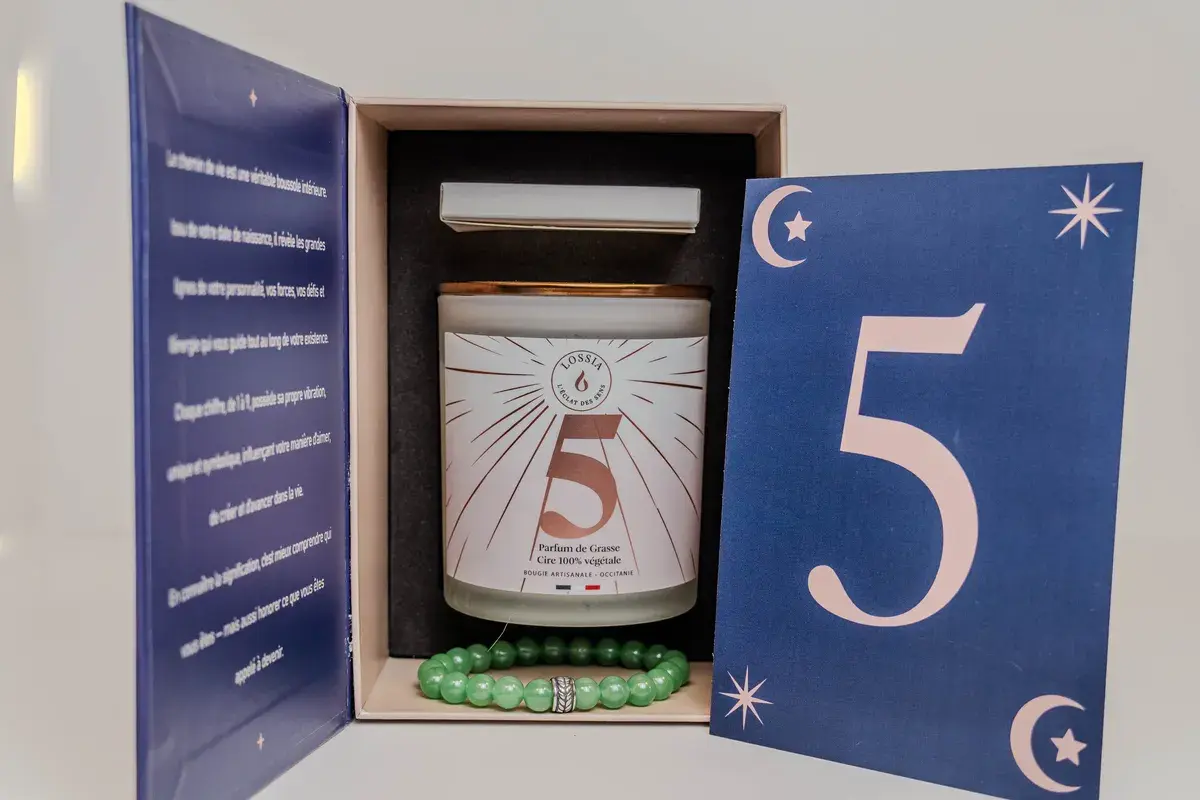 Coffret cadeau avec bougie, bracelet et briquet électrique.