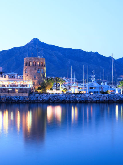Haven met dure jachten, exclusieve winkels in Puerto Banus