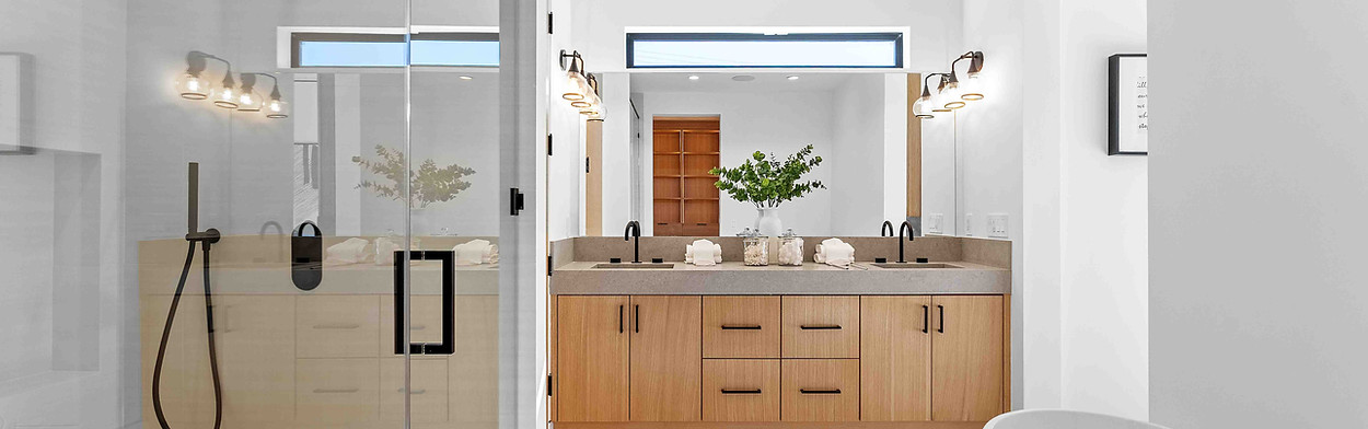 Stylish Los Angeles living room with neutral decor and hardwood floors – Virtual View Tours