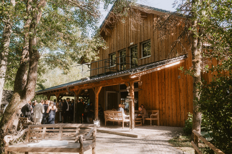 Hochzeitsgäste beim Sektempfang an der Holsteinmühle Nümbrecht