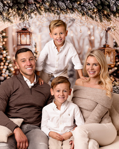 Warme gezinsfoto tijdens kerstshoot in Sint-Gillis-Waas gefotografeerd door Vicky Spaenhoven.