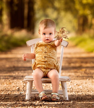 Eerste verjaardag fotoshoot buiten met eenjarig kindje in het Waasland.