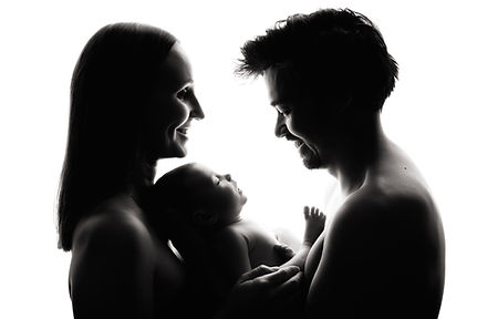 Tijdloze zwart-wit foto van ouders met pasgeboren baby tijdens newbornshoot in het Waasland.