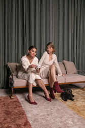 Das erste Modehaus mit medizinischer Expertise: Unsere High Heels zeichnen sich aus durch ein speziell angepasstes und in den Schuh integriertes Fußbett, was die Frauen schmerzfreier gehen lässt. Gleichzeitig sind unsere High Heels elegant, zeitlos und langlebig gestaltet sowie in Europa hergestellt.