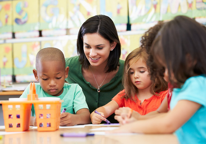 Maestra de preescolar y los Estudiantes