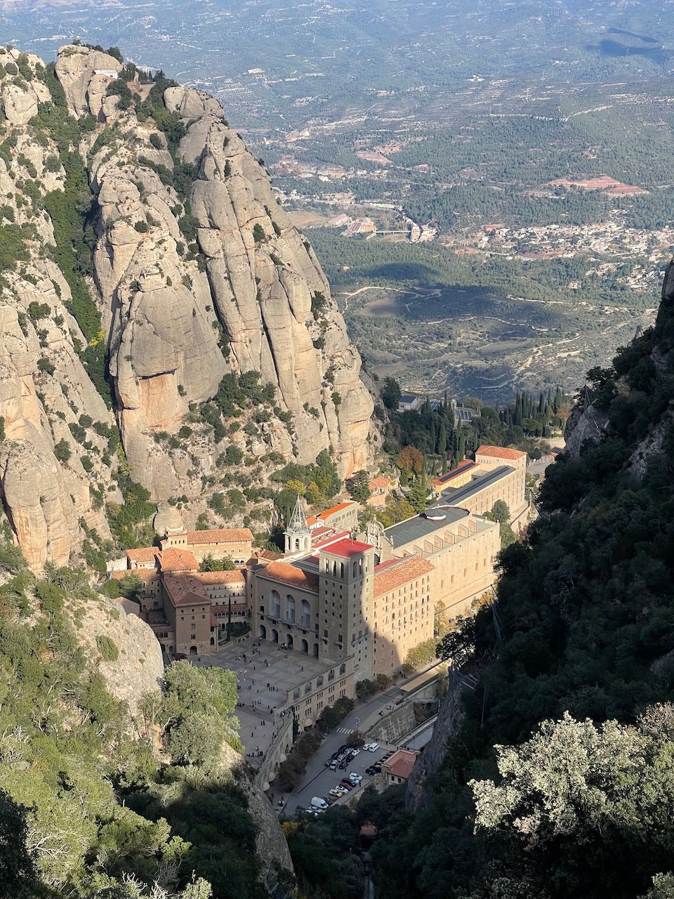 The impressive Abbey tucked into the mountains of Montserrat: The Perfect Itinerary of the Top Things to See and Do by Area