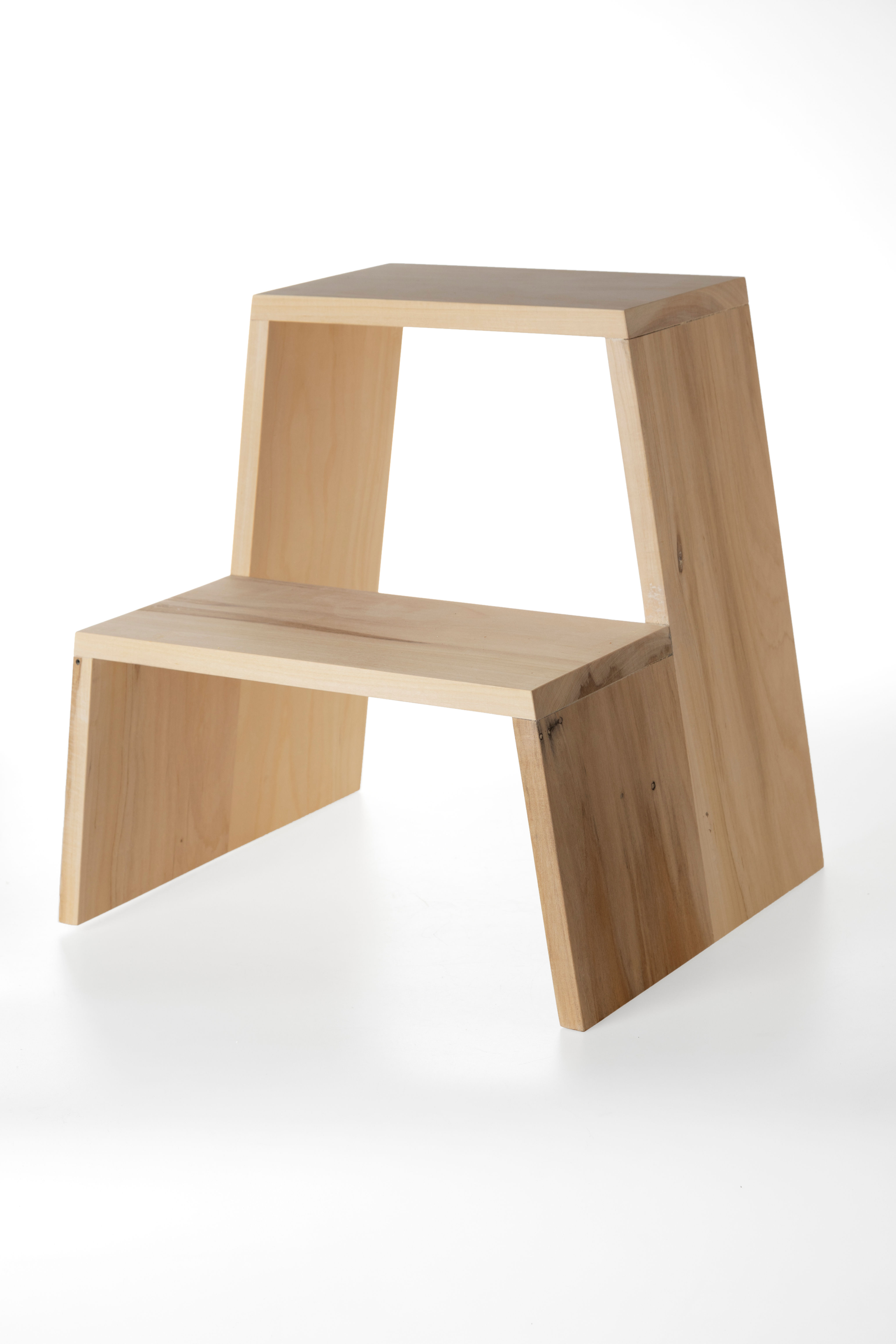 escalera de dos escalones ideal para alacenas, bibliotecas, vestidores. Elaborada en madera maciza, tortuga diseño
