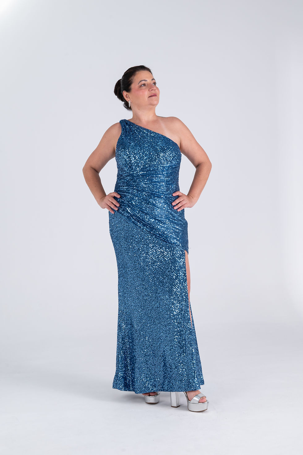 Miniatura: Vestido celeste-plata de lentejuelas con drapeado de un hombro 315