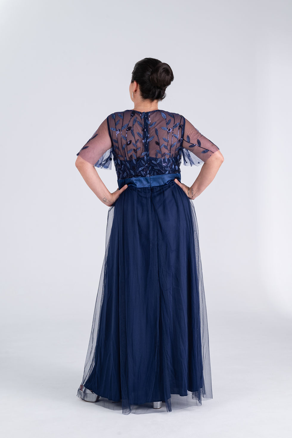 Miniatura: Vestido azul con mangas, falda de tul y bordado 612