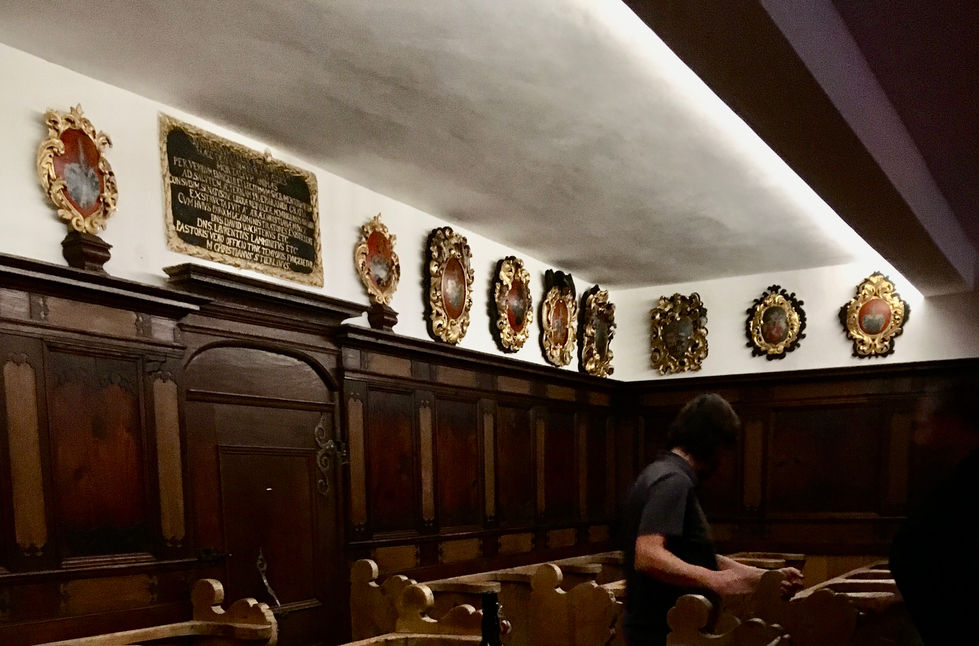 Kirchenwappen beleuchtet