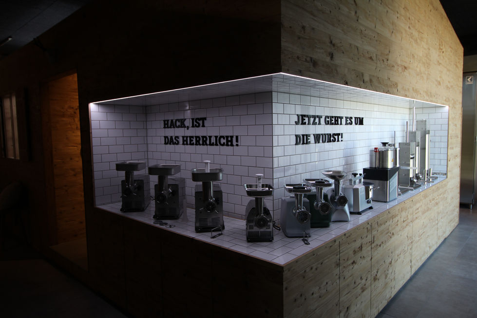 Fleischwölfe im Showroom Landig mit Wandtexten.