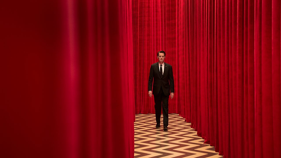 O Black Lodge, de Twin Peaks. Um ambiente de cortinas vermelhas e chão zebrado que representa outro plano existencial.