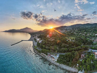 Capitello, frazione del Comune di Ispani è una rinomata località turistica cilentana, tra mare e collina viene riconosciuta ogni anno "Bandiera Blu" ed è un luogo magico dove il tempo sembra essersi fermato.
Inoltre a pochi minuti è possibile raggiungere Sapri, Scario e Villammare.
Trova qui la casa per la prossima vacanza in Cilento Bookingcilento.net