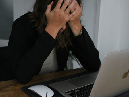 Person analysiert steigende Lebenshaltungskosten am Laptop – Symbol für finanzielle Belastung und die Suche nach kleinen, realistischen Nebeneinkommen über VestChance.