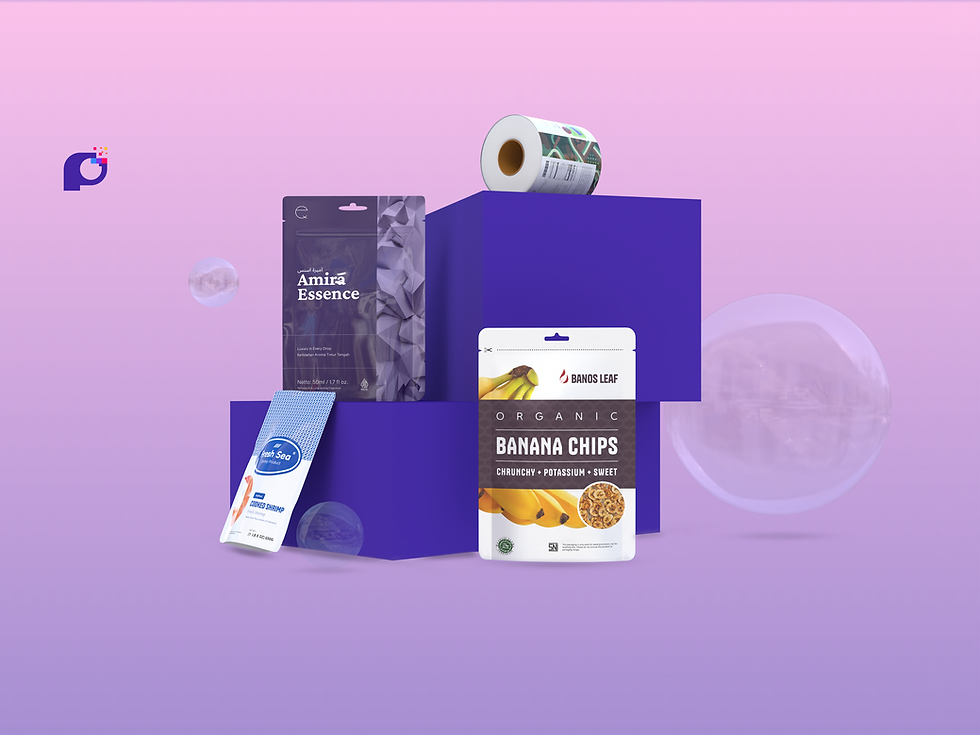 Mockup aneka kemasan standing pouch keripik pisang dan sachet biru beserta roll plastik di atas podium ungu, menampilkan contoh desain kemasan fleksibel dan jasa cetak standing pouch custom sebagai referensi katalog portofolio produk percetakan dari Pixelku.
