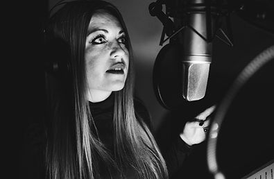 Coral Balas locutora profesional con audio studio para grabación de locución con mi voz y mis registros