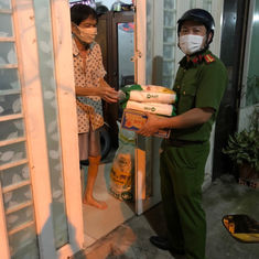 các chú công an vẫn đi phát quà giúp đỡ ng dân trong mùa covid bất kể ngày đêm