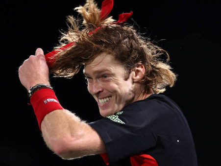 WATCH: RUBLEV LOSES THE PLOT TO LEAVE DOOR AJAR FOR DE MINAUR