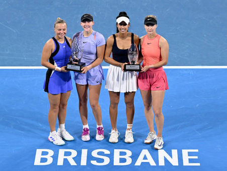 HON GOES DOWN FIGHTING IN BRISBANE AS SINGLES FINALISTS DECIDED