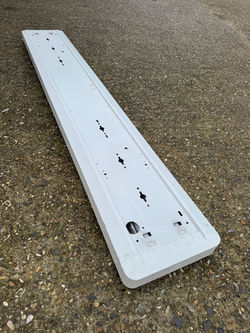 5ft T8 Flourescent - LED Fitting white with reflective egg crate (1)