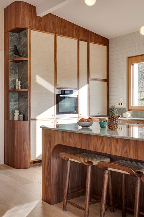 Cuisine en noyer sur mesure avec surcadre, plan de travail en quartzite, raphia Elitis ABACA et faïence Kit kat
Cuisine sur mesure Besançon