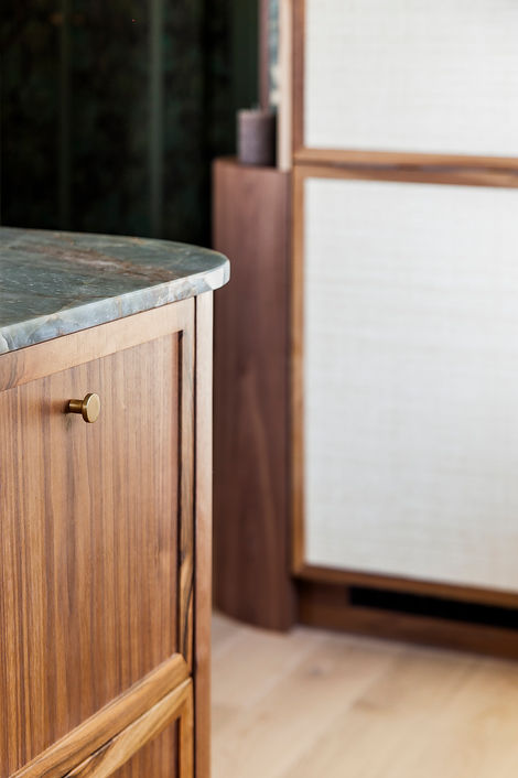 Cuisine en noyer sur mesure avec surcadre, plan de travail en quartzite, raphia Elitis ABACA et faïence Kit kat
Cuisine sur mesure Besançon