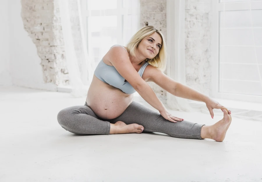 Femme enceinte en train de faire du yoga
