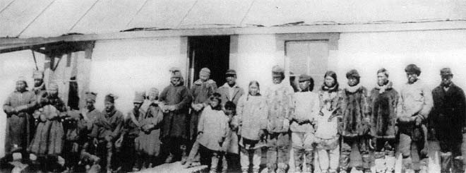 Teller Reindeer Station 1894. Sámi (left) and Inuit (right) are pictured in traditional dress. Saami Báiki