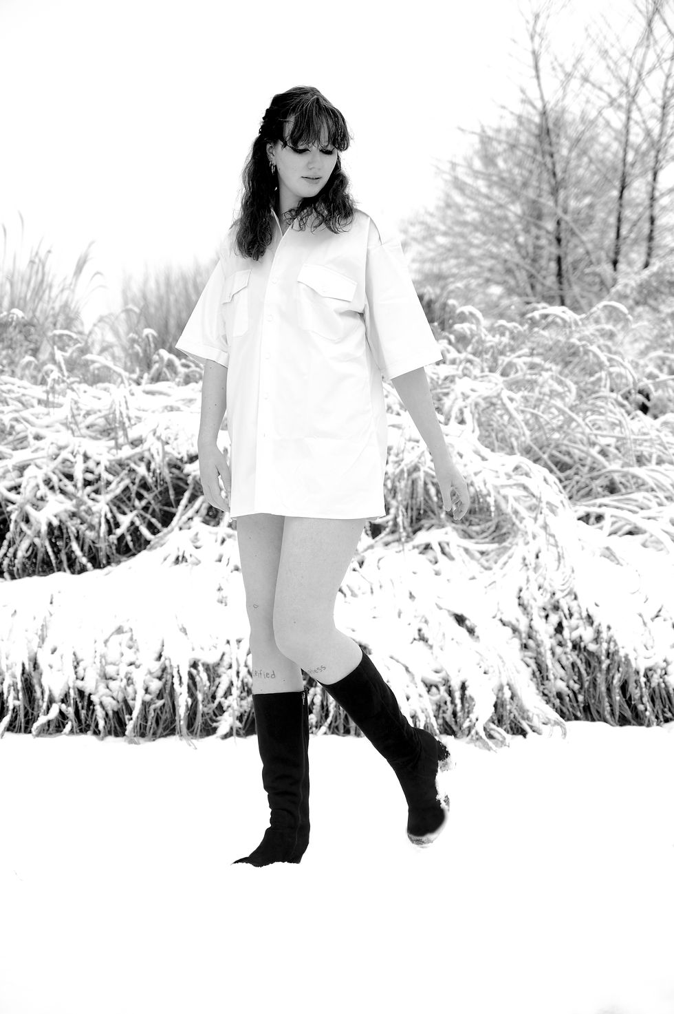 vrouw die in de sneeuw wandelt
