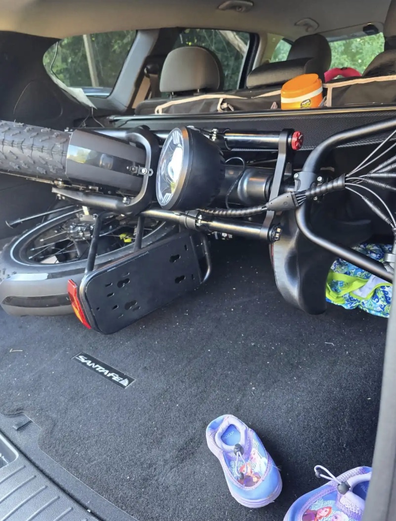 Rider on the EK6 Max 2.0 in the city