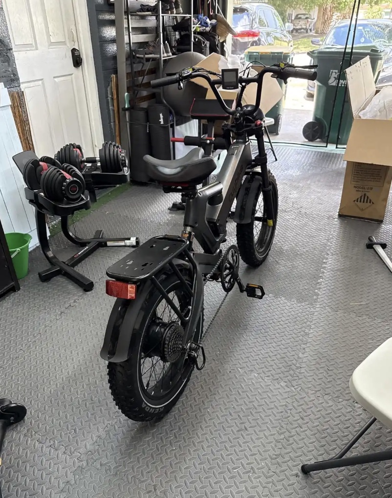 EK6 Max 2.0 parked near a trail