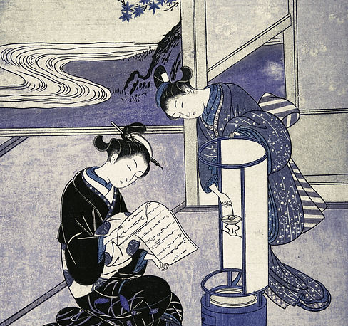 Ilustración Japonesa Azul, don en medio de una sala, una mujer sentada le lee a otra, mientras la última prende una lámpara