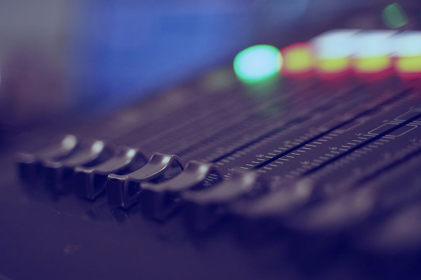 Primer plano de los canales de una mesa de sonido