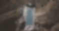 Franja Semitransparente del Plano cenital de un terreno rocoso y árido. En medio, rodeado de cal, se encuentra una puerta azul antigua con un picaporte sin llave