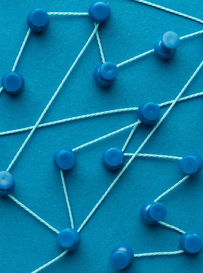 plano detalle en tonos Azules de chincetas conectadas por un hilo celeste. Resúmen conceptual de la labor de las conexiones