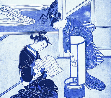 Ilustración Japonesa Azul, don en medio de una sala, una mujer sentada le lee a otra, mientras la última prende una lámpara
